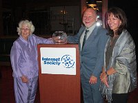 yg CXI JQLiiA5Gi8u1mcg : IETF-73, iPhoto Original, Jon Postel award, Lynn St Amour